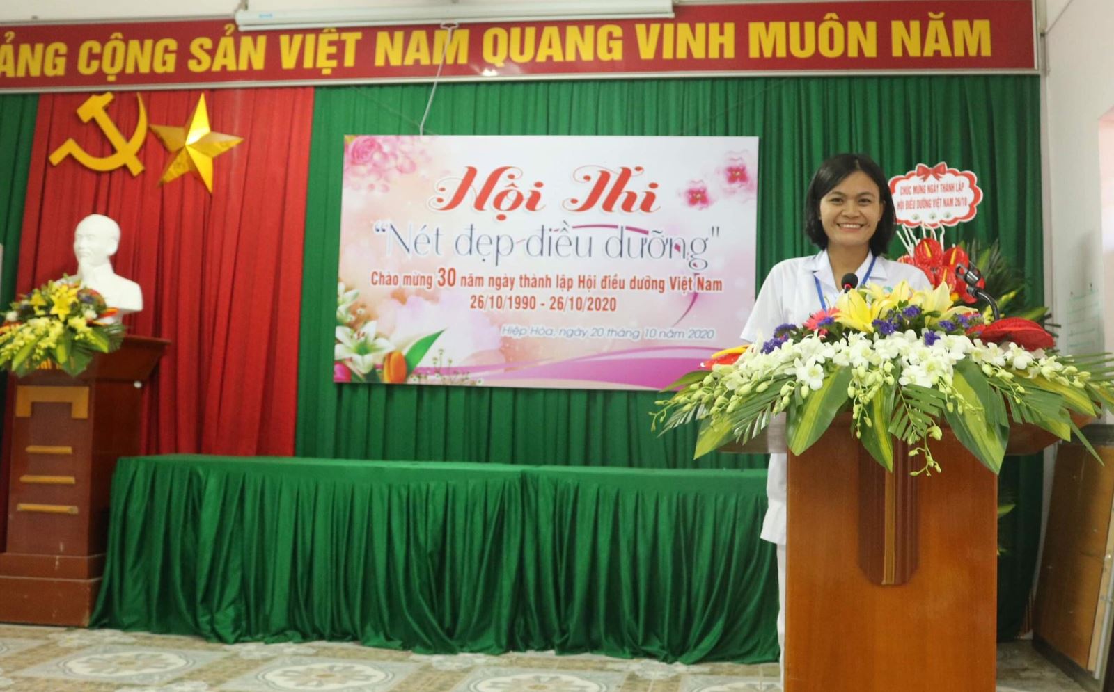 Đồng chí: Nguyễn Thị Chung - Điều dưỡng trưởng Trung tâm Y tế huyện Hiệp Hòa phát biểu tại hội thi